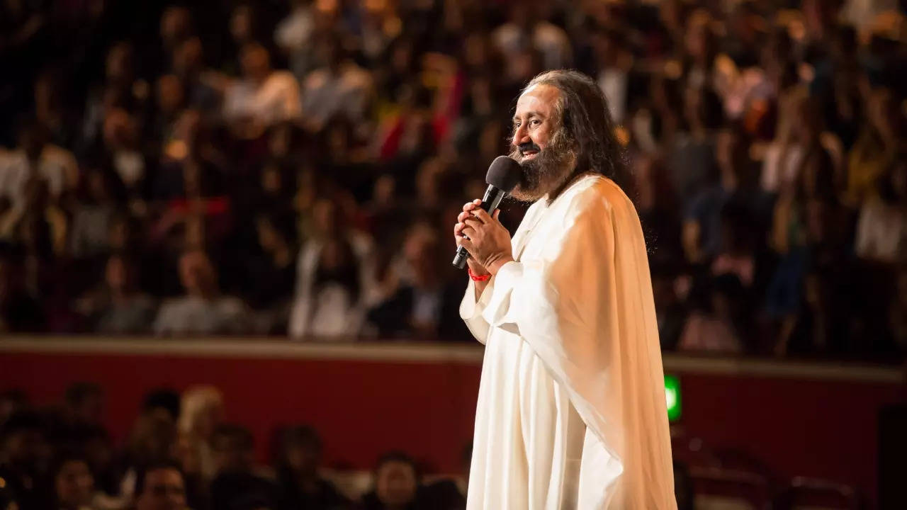 Gurudev Sri Sri Ravi Shankar addressing a gathering