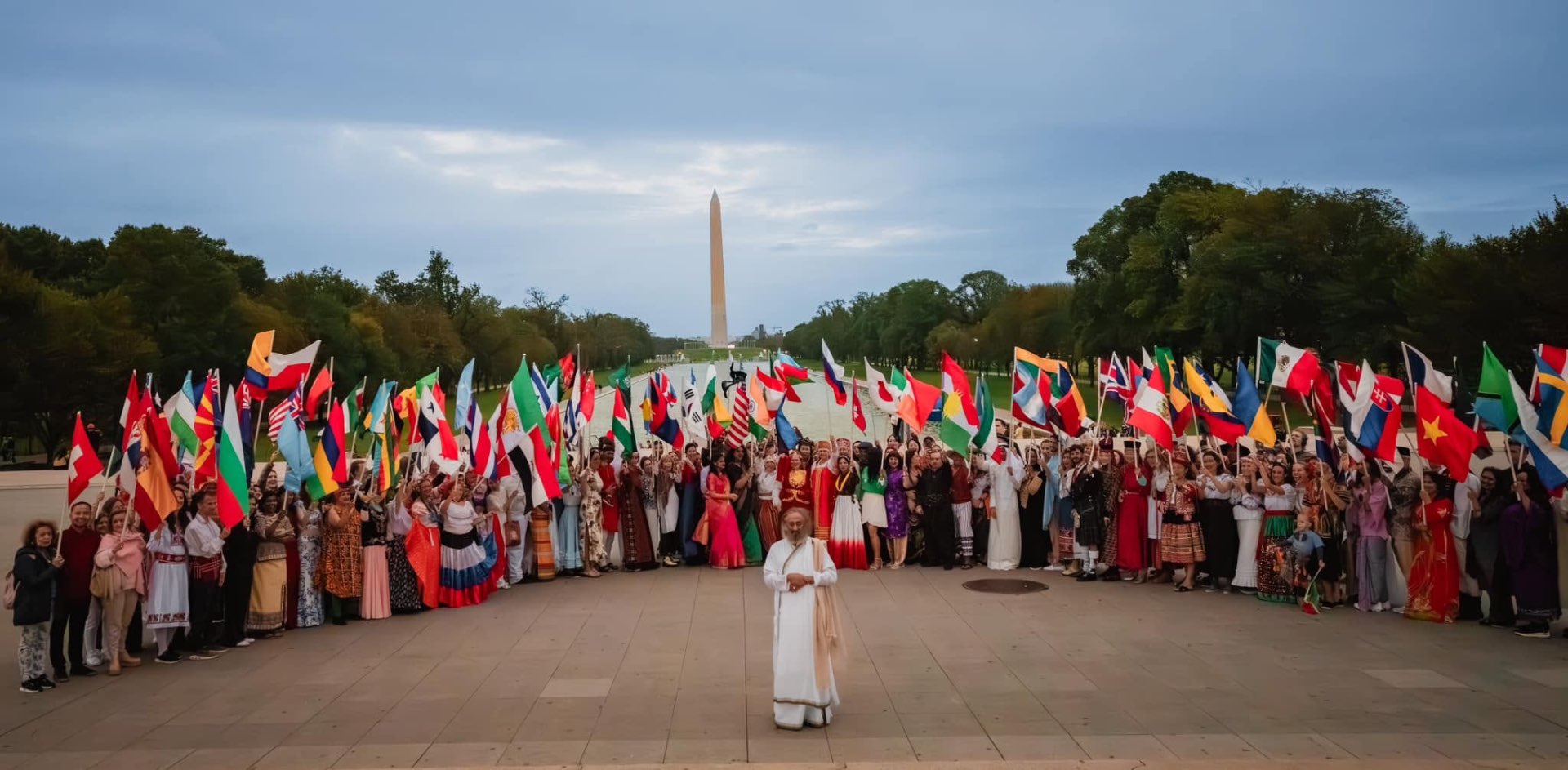 Gurudev Sri Sri Ravi Shankar with international Art of Living community holding flags from around the world